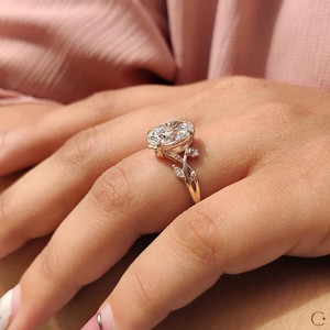 Bague de fiançailles unique en or massif 9 carats avec moissanite ovale 2 carats et motif feuille torsadée, idéale pour un cadeau de fête - Product Image 3