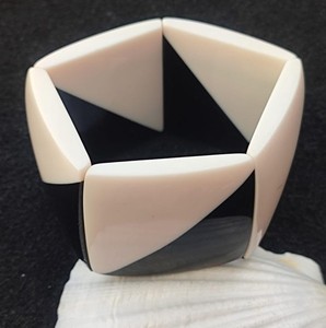 Bracelet jonc géométrique moderne en résine, forme cube noir et blanc, bijou tendance, design poli, objet de collection - Product Image 1