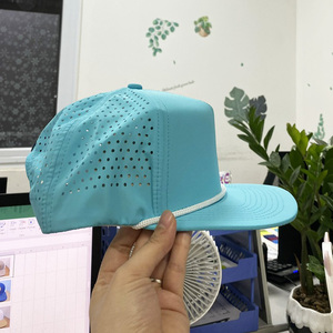 Casquette Snapback 5 Panneaux Personnalisable avec Logo et Couleur, Découpée au Laser et Perforée, avec Cordon, Fabriquée au Vietnam, Style Vintage Classique pour Adulte - Product Image 4