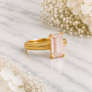 Anillo de Cuarzo Rosa con Baño de Oro Amarillo sobre Plata de Ley 925, Grabado Vintage, Gema Baguette de 4x8 mm, Anillo para Mujer - Product Image 2