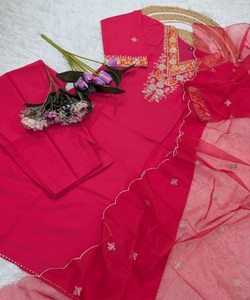 Ensemble haut, bas et dupatta moderne en Chanderi avec broderie à motifs séquencés, tenue de fête, prix de gros, vêtement ethnique, tissage multicolore - Product Image 6