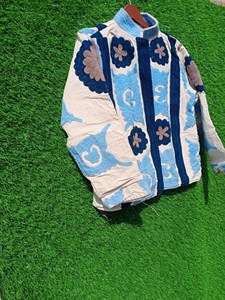 Chaqueta Bordada Suzani Hecha a Mano de Primera Calidad, Algodón Beige con Flores Azules, Manga Larga, Cuello Alto, Estilo Boho - Product Image 2
