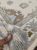 Tapis fait main en laine beige ivoire et vert sauge, avec des accents de beige discret, de vert sauge et de gris clair, grand tapis noué à la main.