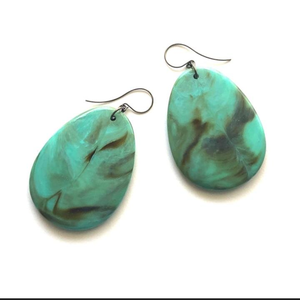Boucles d'oreilles pendantes en résine écologiques faites à la main pour femmes - Bijoux de mode aux designs uniques - Product Image 1