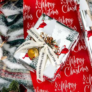 Rotolo di Carta da Regalo Natalizia Reversibile con Design Argento Metallizzato, Albero di Natale su Campo Innevato e Scritta 'Buon Natale' Rossa - Product Image 2