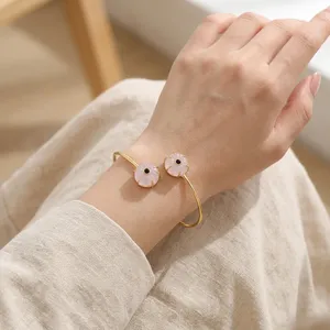 Brazalete Abierto Ajustable de Latón Chapado en Oro de 18K para Mujer, con Piedra Preciosa Natural de Ojo de Gato en Forma de Flor, Color Rosa Acuático y Gris - Product Image 2