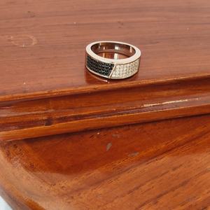 Anillo de Plata de Ley 925 con Circonitas Cúbicas Blancas y Negras Clásicas, Anillo de Banda Geométrica de Lujo para Hombre, Acabado Pulido, Regalo para Fiesta - Product Image 2