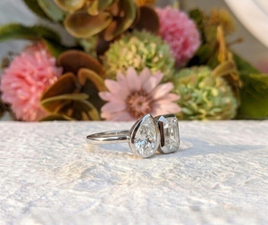Anillo de compromiso de moissanita Toi Et Moi de 2 CT, oro blanco macizo de 14K, corte esmeralda en forma de pera, dos piedras engastadas en bisel, chapado en rodio - Product Image 5