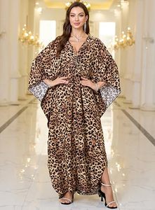 Robe longue kaftan imprimé léopard, col en V, manches chauve-souris, coupe ample, en mousseline, décontractée d'été, avec ourlet fendu - Product Image 6