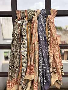 Paréos de plage en coton imprimé à la main indiens, Sarongs indonésiens Bagru Dabu imprimés bio, Foulards indiens – Vente en gros - Product Image 5