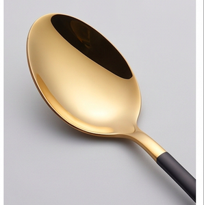 Ensemble de couverts finition or métallisé avec manche noir élégant, parfait pour recevoir des dîners en famille, des fêtes ou pour la décoration de la cuisine. - Product Image 2