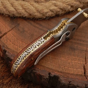Couteau pliant personnalisé LEGACY BLADES en acier Damas à pointe tombante avec manche ergonomique en bois, couteau de poche pour le camping - Product Image 2