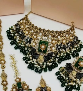 Collar tradicional afgano chapado en oro con piedras de rubí rosa y verde esmeralda con múltiples detalles. - Product Image 4