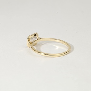 Anillo de Compromiso con Diamante Cultivado en Laboratorio, Corte Esmeralda, Certificado IGI, Oro Amarillo Sólido de 18k o Platino - Product Image 4