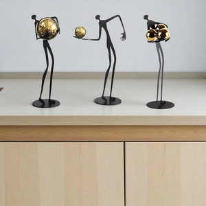 Escultura moderna de figura humana sosteniendo bolas doradas, pieza decorativa para exhibir en estanterías, mesas auxiliares y el interior de la oficina. - Product Image 3
