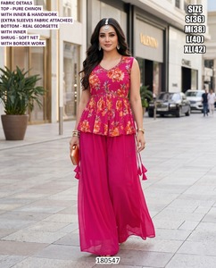 Robe longue traditionnelle brodée pour femme, style Bandhani, collection Royal Bloom, couleur Laal - Product Image 4
