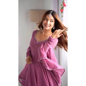 Vestido de Diseñador con Corte en A y Bordado, Pantalón Sencillo y Dupatta - Product Image 2