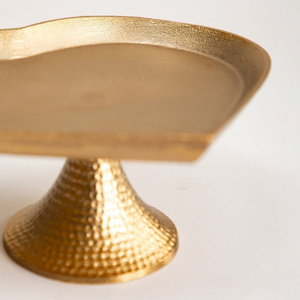Support à gâteau élégant en métal doré en forme de cœur, design martelé, base sur piédestal, parfait pour la décoration de mariages et de fêtes de luxe - Product Image 3