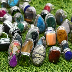 Bagues rétro en laiton plaqué argent avec pierres précieuses naturelles en forme de cœur, style punk, vente en gros - Product Image 1