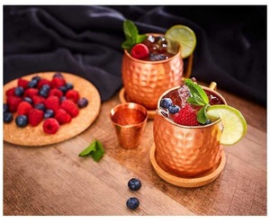 Taza de cobre para beber con acabado martillado a mano y posavasos, estilo vintage para uso en la mesa. - Product Image 1