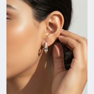 Pendientes de aro tipo Huggie solitarios con esmeralda de 0.70 quilates de peso total, corte redondo, engaste pavé y puntas, en oro de 9K - Product Image 6