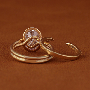 Bague de fiançailles sertie de diamants de laboratoire ovales de 3 carats, monture en or jaune 14 carats, solitaire assorti à une alliance de mariage - Product Image 4
