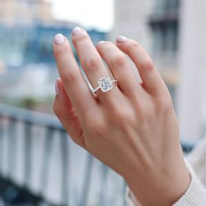 Anillo de Moissanita Radiant Eternity de 2 Quilates, Plata de Ley 925, Corte Radiante Clásico, Anillo de Boda Chapado en Oro - Product Image 2