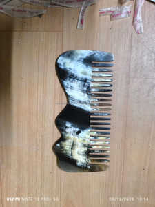 Peine de peluquería de cuerno de ganado natural negro y marrón con peine de piojos con mango para uso doméstico - Product Image 4