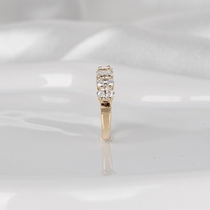 Bague à sept pierres en diamant de laboratoire ovale de 1,4 carat, monture à griffes en or jaune 14 carats, alliance élégante, bijoux fins minimalistes - Product Image 3