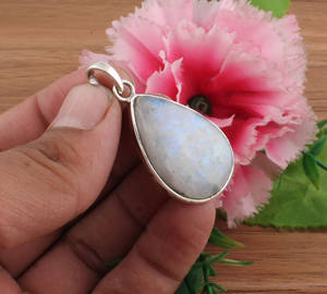 Collar con Colgante de Piedra Lunar Arcoíris Natural, Plata de Ley 925, Chapado en Platino, Engaste Vintage, Gema Auténtica con Destello Azul - Product Image 2