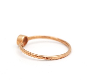 Anillo Solitario de Plata de Ley 925 con Baño de Oro Rosa y Zafiro Azul Natural Redondo en Bisel, Joyas Memoria, Venta al Por Mayor - Product Image 3