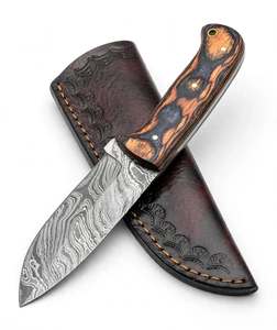 Cuchillo de exterior hecho a mano con acero de Damasco, mango de madera bicolor y funda de cuero estampado. - Product Image 1
