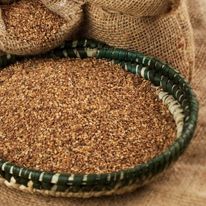 Graines de sésame rouge soigneusement nettoyées, préparées pour l'importation en vrac, emballées pour l'exportation, destinées aux acheteurs exigeant une récolte naturelle de qualité supérieure - Product Image 4