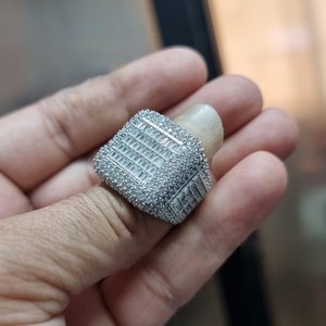 แหวนเพชรโมอิสซาไนต์แบบ Iced Out สุดหรู สไตล์ฮิปฮอปสำหรับผู้ชาย ทรงบาแกตต์ แหวนวิบวับ VVS เครื่องประดับแฟชั่นสุดโดดเด่น แหวนพรีเมียมสั่งทำพิเศษ - Product Image 4