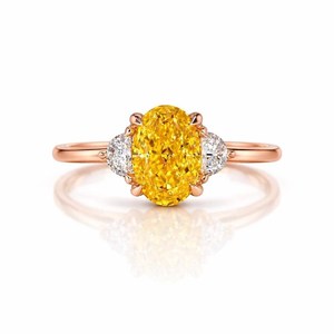 Bague de fiançailles à trois pierres en or massif 10K 14K 18K jaune, avec diamant de laboratoire ovale et demi-lune, certifiée IGI, couleur DEF, clarté VS VVS - Product Image 3
