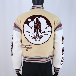 Chaqueta Varsity de Estilo Vintage con Parche Bordado, Lana Suave, Color Personalizado, Mangas de Cuero Premium, Chaqueta Letterman - Product Image 4