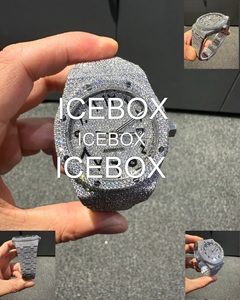 Montre numérique personnalisée avec boîtier rond serti de pierres, résistante à l'eau 10 bars, en acier inoxydable bicolore, verre Moissanite, bracelet à fermoir VVS - Product Image 6