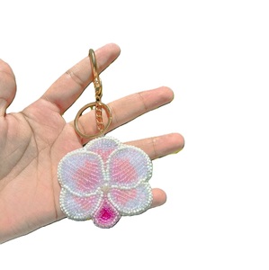 Porte-clés de luxe fait main, brodé de perles de rocaille classiques, avec anneau métallique, broderie traditionnelle écologique en perles de rocaille de verre, usage quotidien - Product Image 6