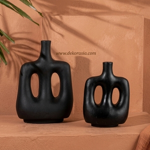 Vase Hoyo M noir mat en argile terracotta, abstrait, à double poignée, fait main, en céramique sculpturale, vente en gros - Product Image 4