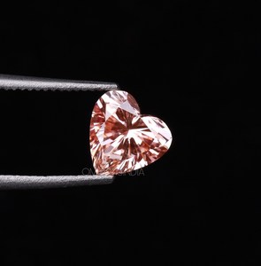 เพชร OM GEMS 1.00 กะรัต รูปหัวใจสีชมพู เจาะด้วยเลเซอร์ ได้รับการรับรองจาก IGI สำหรับทำเครื่องประดับ เพชรสีแฟนซี เพชรแล็บ - Product Image 1