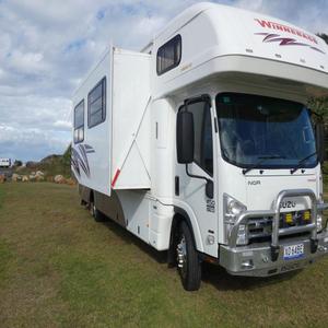 Autocaravana Híbrida Blanca Tipo Cabaña para Acampar y Viajar - Product Image 5