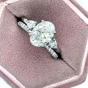 Anillo de Compromiso con Tres Diamantes Cultivados en Laboratorio de Corte Ovalado, Diamantes Laterales en Forma de Pera y Banda de Diamantes Redondos a Juego - Product Image 1