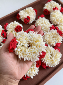 เครื่องประดับผมแบบอินเดียทำมือด้วยผ้าสีแดงมะลิ สำหรับงานแต่งงาน งานสังสรรค์  สามารถนำกลับมาใช้ใหม่ได้  ตกแต่งด้วยดอกมะลิประดิษฐ์ - Product Image 3