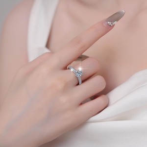 Bague de fiançailles en diamant rond brillant la plus vendue, élégante bague de mariage pour femme, disponible au meilleur prix - Product Image 3