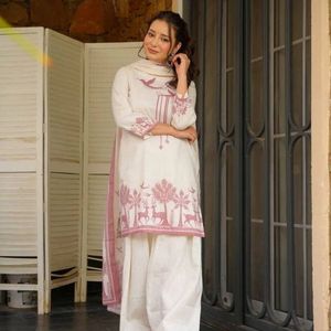 Conjunto de Salwar Kameez con Bordado en Crema, Top Largo con Hilo Floral, Pantalón hasta el Tobillo, Algodón, Corte Holgado, Secado Rápido, Estilo Pakistaní - Product Image 1