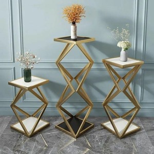 Table basse moderne avec plateau en marbre et verre trempé, cadre en laiton doré, design mid-century moderne pour le mobilier de salon - Product Image 4