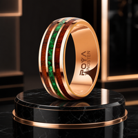 Bague de mariage pour homme en carbure de tungstène or rose 8 mm avec incrustation bois de fût de whisky et malachite, ajustement confortable, vente en gros