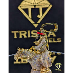 Colgante de Mono Chapado en Oro de Alta Gama, Totalmente Cubierto de Diamantes VVS Cultivados en Laboratorio en Plata de Ley, Joyería de Trisha Jewels - Product Image 3