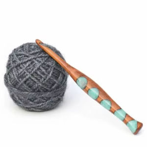 Gancho de Crochet Profesional de Resina y Madera para Proyectos de Tejido con Hilos, con Construcción Duradera y Superficie de Aguja Lisa - Product Image 1