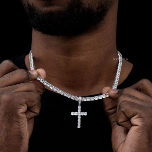 Colgante de Cruz con Piedras de Moissanita en Plata 925 – Pieza de Lujo, Colgante de Cruz con Moissanita Engastada a Mano - Product Image 2